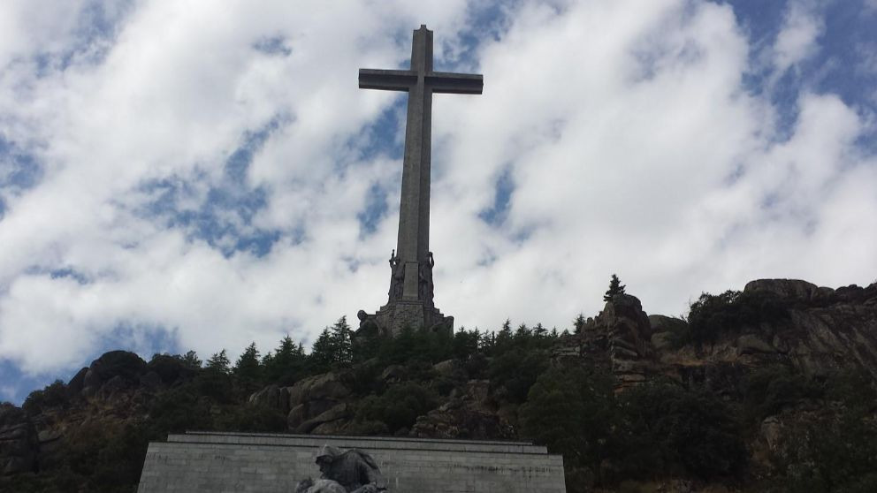 Qué altura tiene la cruz del Valle de los Caídos