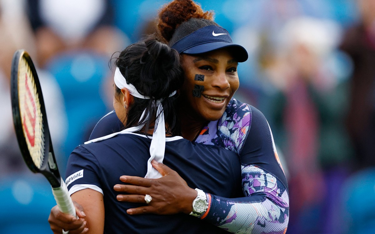 Reaparece Serena Williams con una victoria, pero en dobles | Video