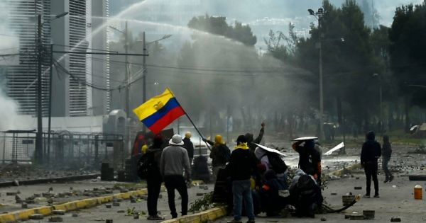 Rebelión popular en Ecuador: Lasso levanta el estado de sitio para negociar mientras el Parlamento analiza su destitución