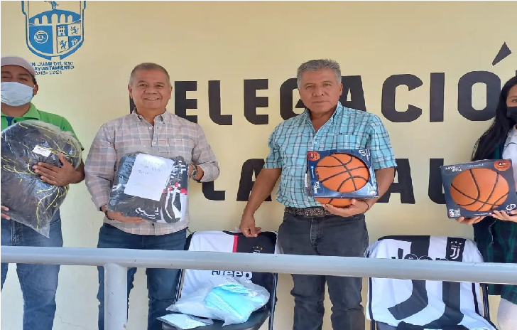 Regidor José Luis Cornejo apoyando al deporte, entrega uniformes y artículos deportivos en La Valla