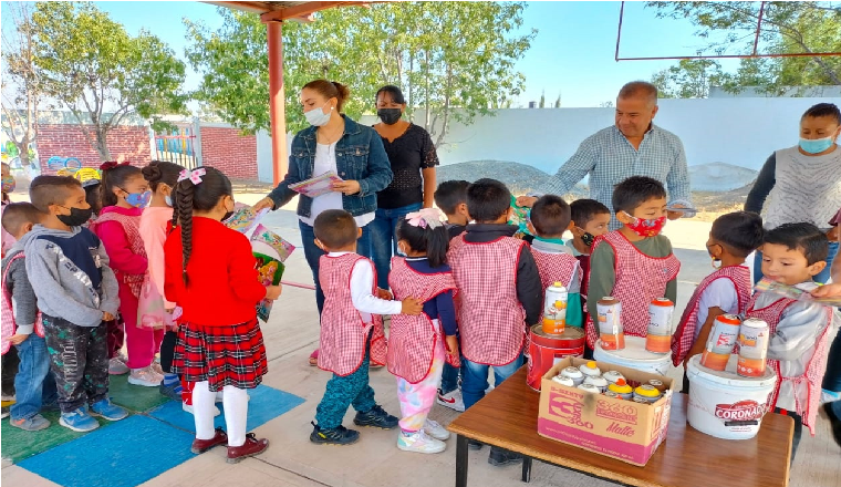 Regidor José Luis Cornejo entrega pintura y material educativo al Jardín de Niños de Palma de Romero