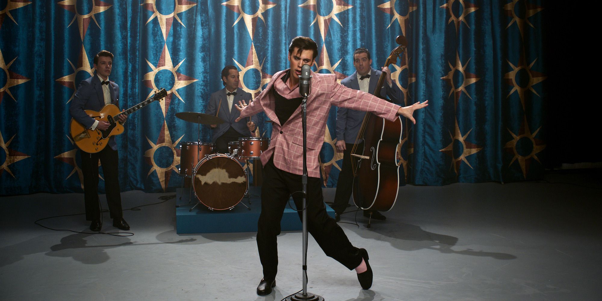 Revisión de Elvis: lo que le falta a la película biográfica de Luhrmann en profundidad lo compensa con estilo