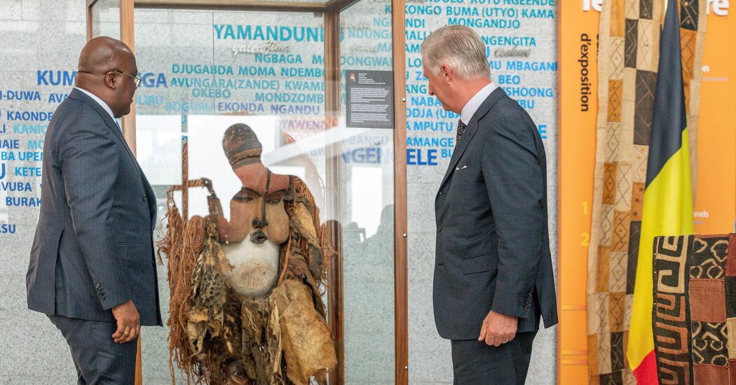 Rey belga devuelve máscara al Congo en visita histórica