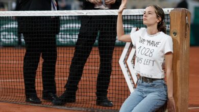 Roland Garros: activista ambiental se encadena a la red en protesta | Fotos
