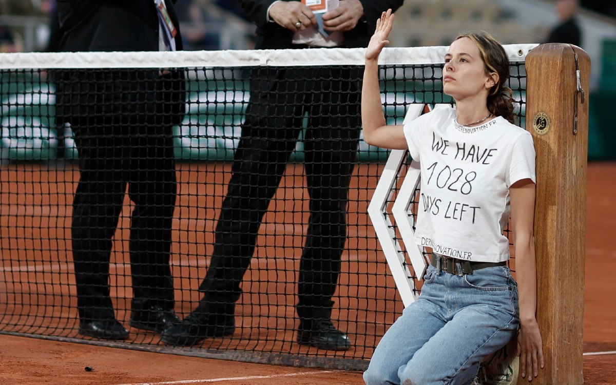 Roland Garros: activista ambiental se encadena a la red en protesta | Fotos
