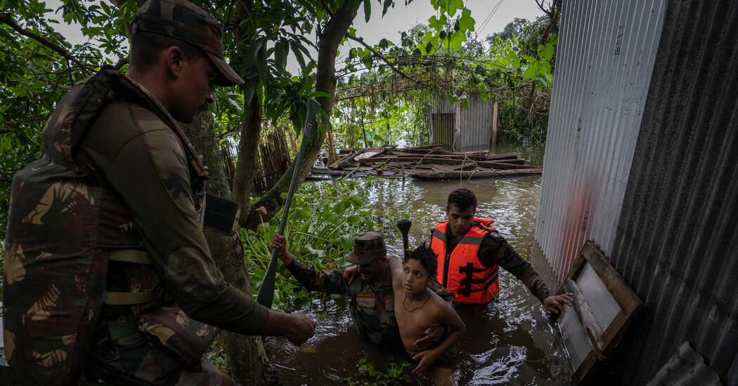Ruinosas inundaciones en India y Bangladesh matan al menos a 116 personas