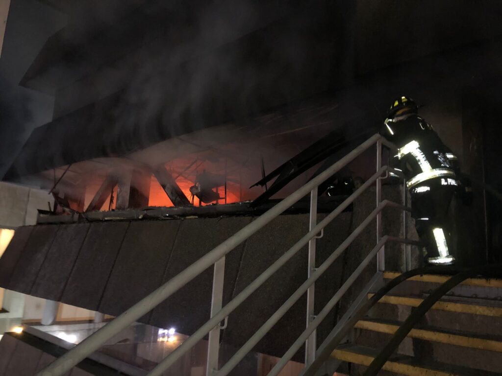Se registra incendio en el edificio de la Secretaría de Obras de la CDMX