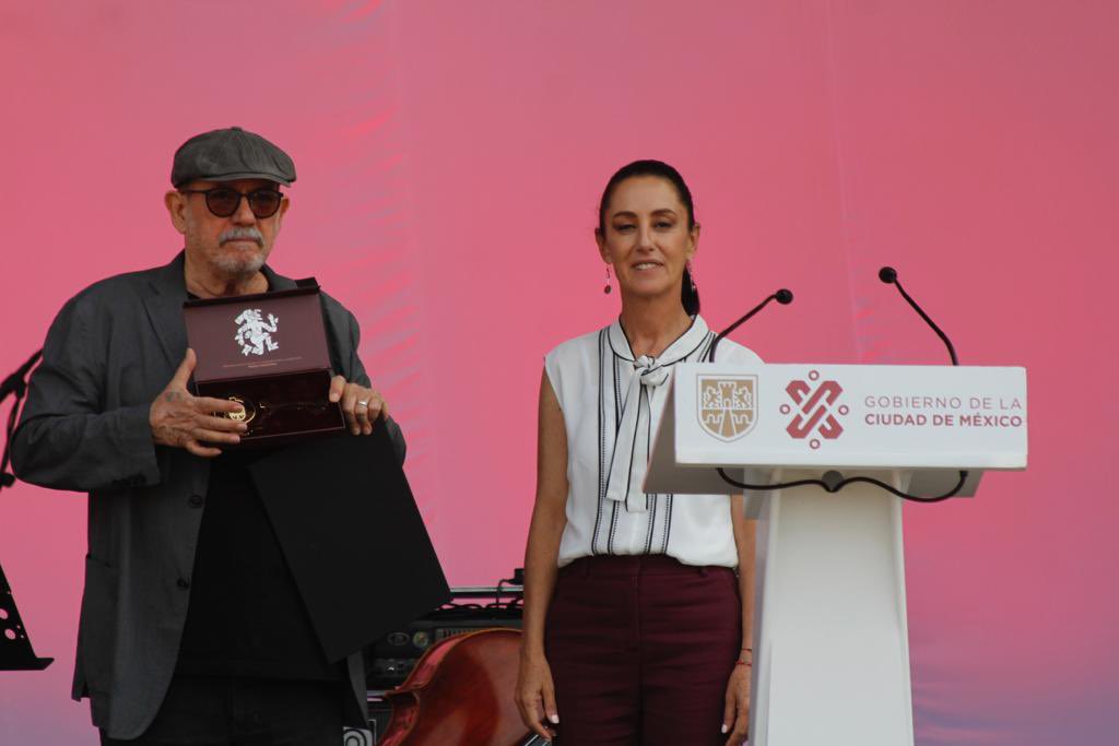 Silvio Rodríguez recibe las llaves de la Ciudad previo a su concierto en el Zócalo capitalino
