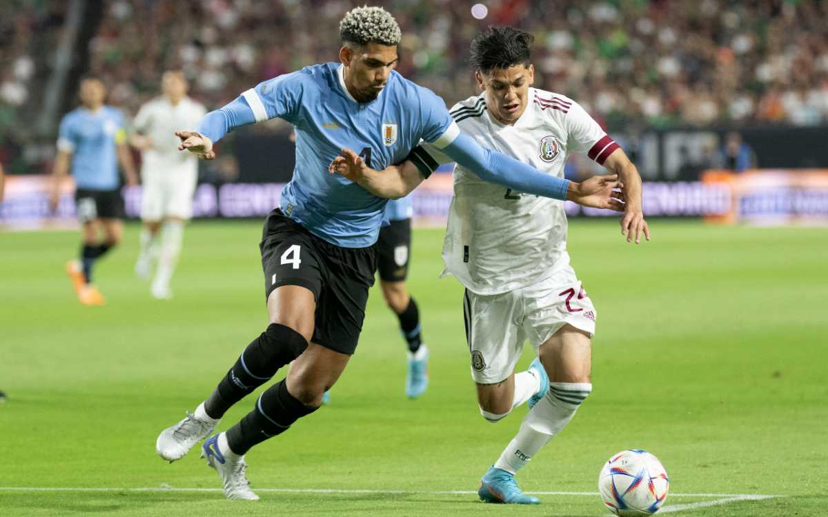 Uruguay le mete 3 a México y la afición canta 'fuera Tata'