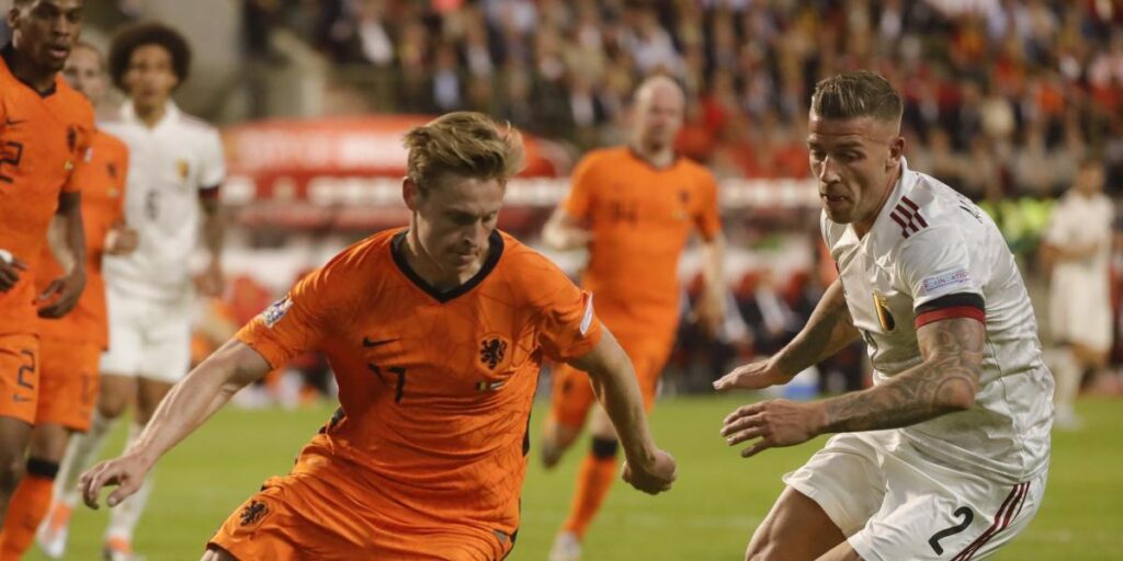 Van Gaal destaca a Frenkie de Jong pese al doblete de Memphis