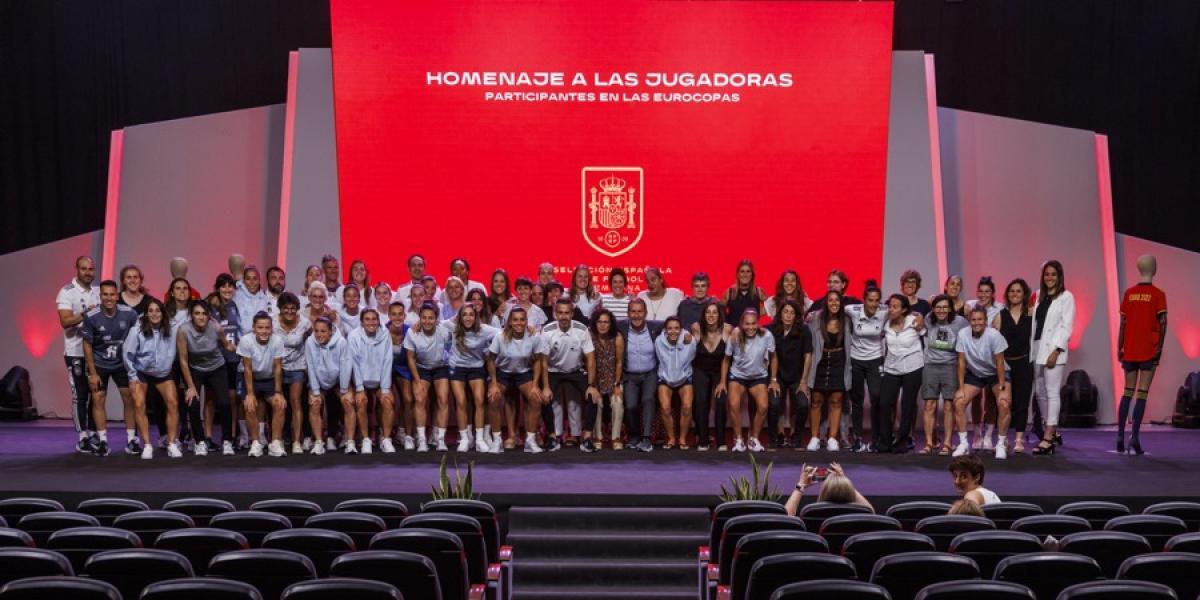 Varias generaciones de internacionales apoyan a España antes de la Eurocopa