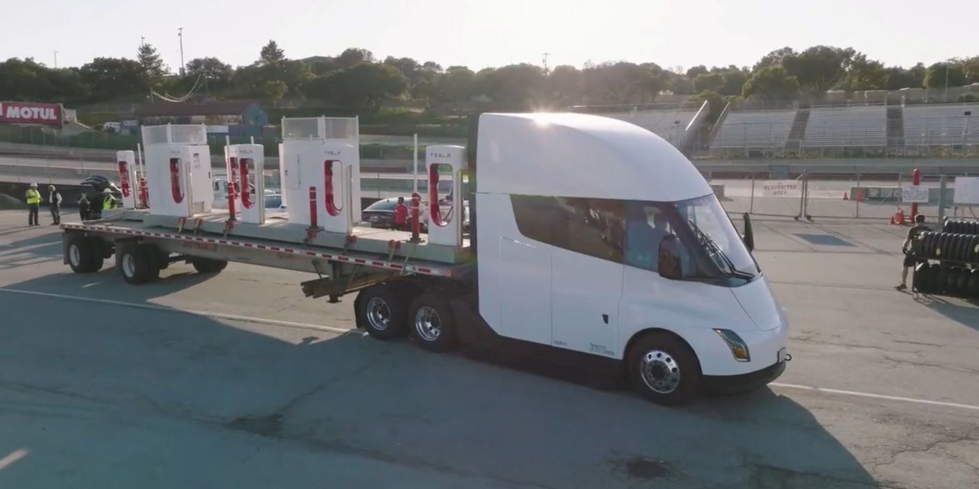 Vea cómo un Tesla Semi entrega supercargadores a Laguna Seca