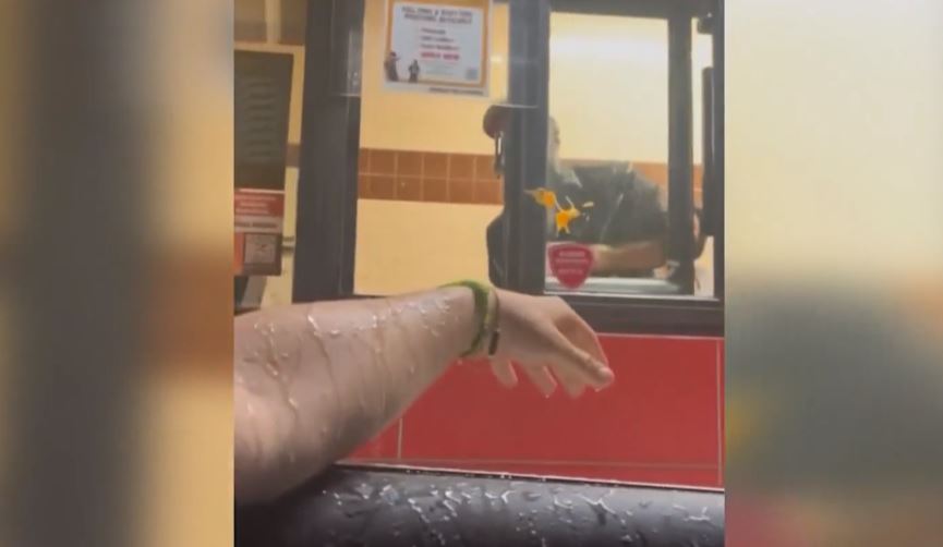 empleado de Burger King arroja bebida a clientes