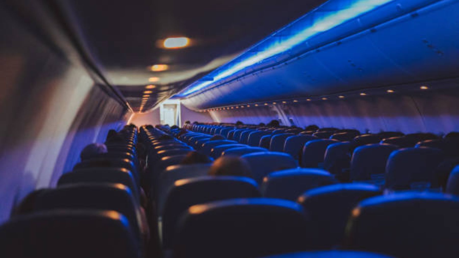 ¿Por qué se apagan las luces cuando despega o aterriza el avión?