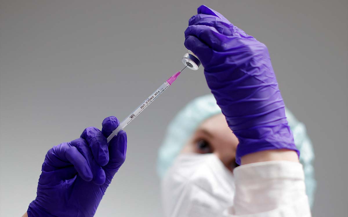 Lanzan en EU vacunas de refuerzo rediseñadas especialmente contra ómicron