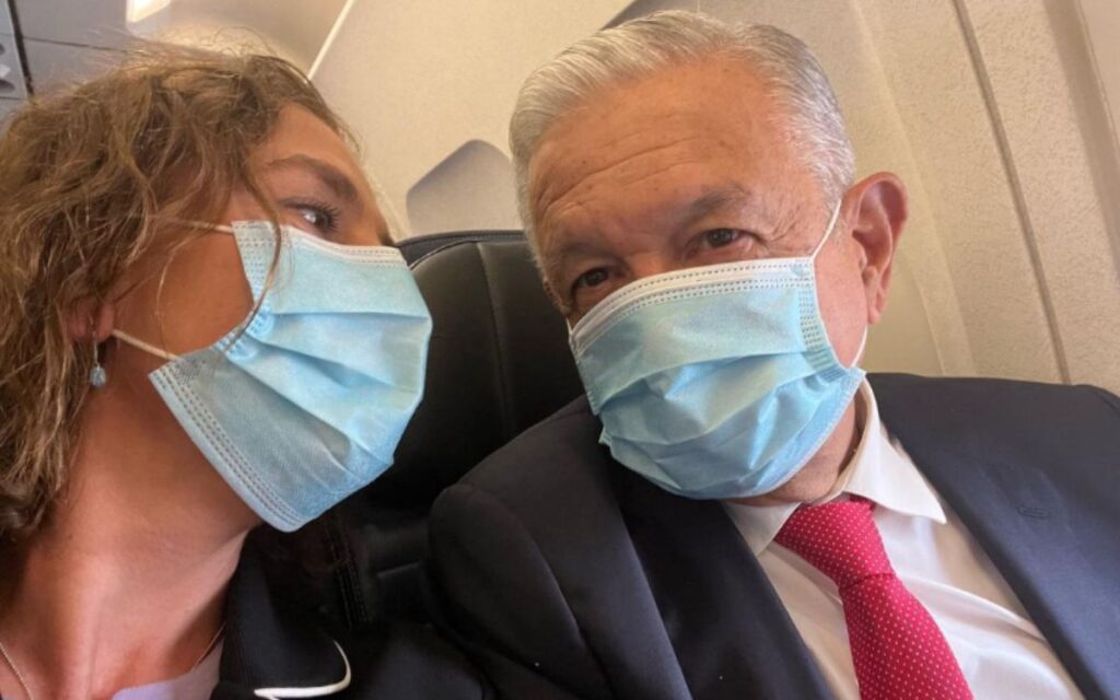 "¡En el avión a Washington!" AMLO y Gutiérrez Müller viajan a EU