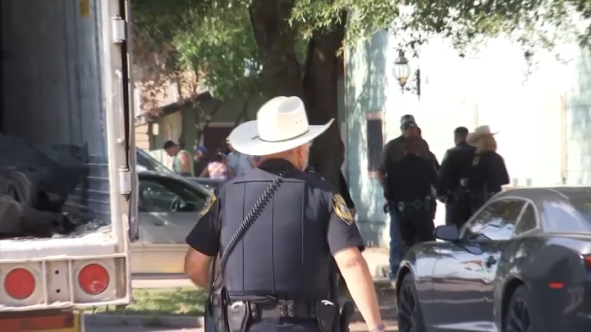 Hallan a 13 migrantes en un tráiler en Texas durante una parada de tráfico