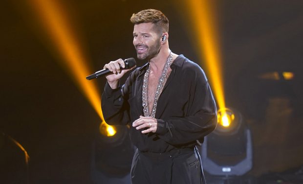 Ricky Martin cantando encima de un escenario / Gtres