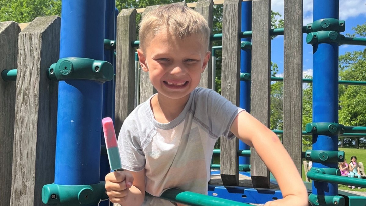 Niño de 8 años lucha por su vida tras tiroteo en Highland Park