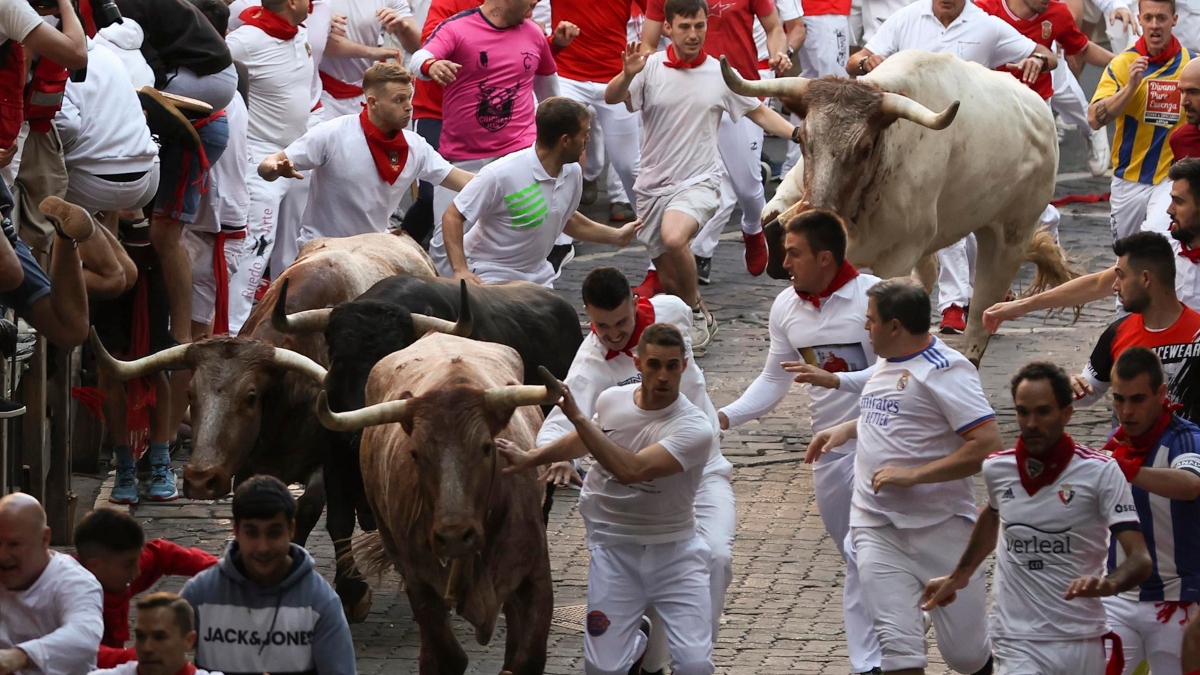 Las fiestas de San Fermín, la más internacional de España, reúne a miles entre las astas de los toros