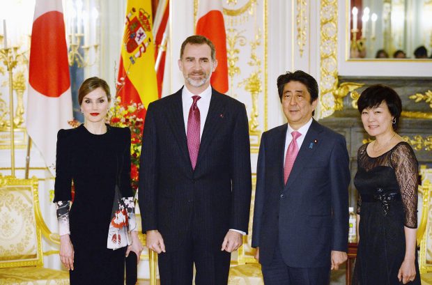 Shinzo y Akie Abe con los Reyes / Gtres