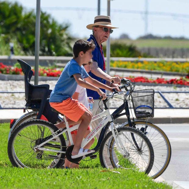 Ortega Cano en bici con su hijo / Gtres