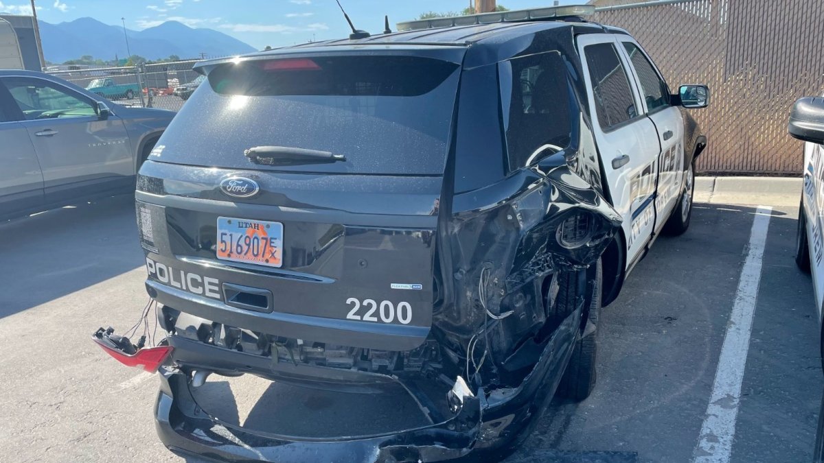 Conductor distraído choca patrulla de policía de Salt Lake City mientras ayudaban a auto averiado
