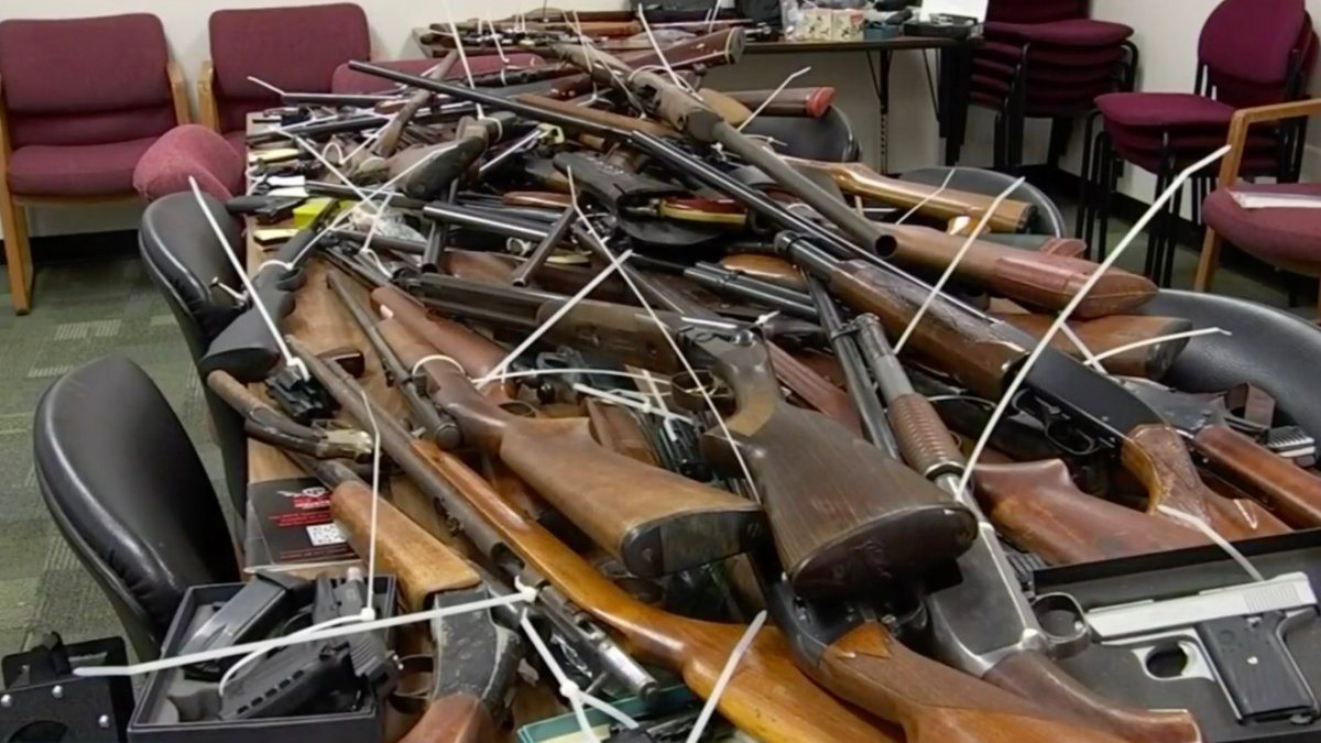 Familia dormía en un museo infantil y guardaban gran cargamento de armas de fuego