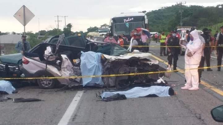 9 muertos en fatal accidente, entre las víctimas hay 6 mujeres, aparatosa carambola de autos
