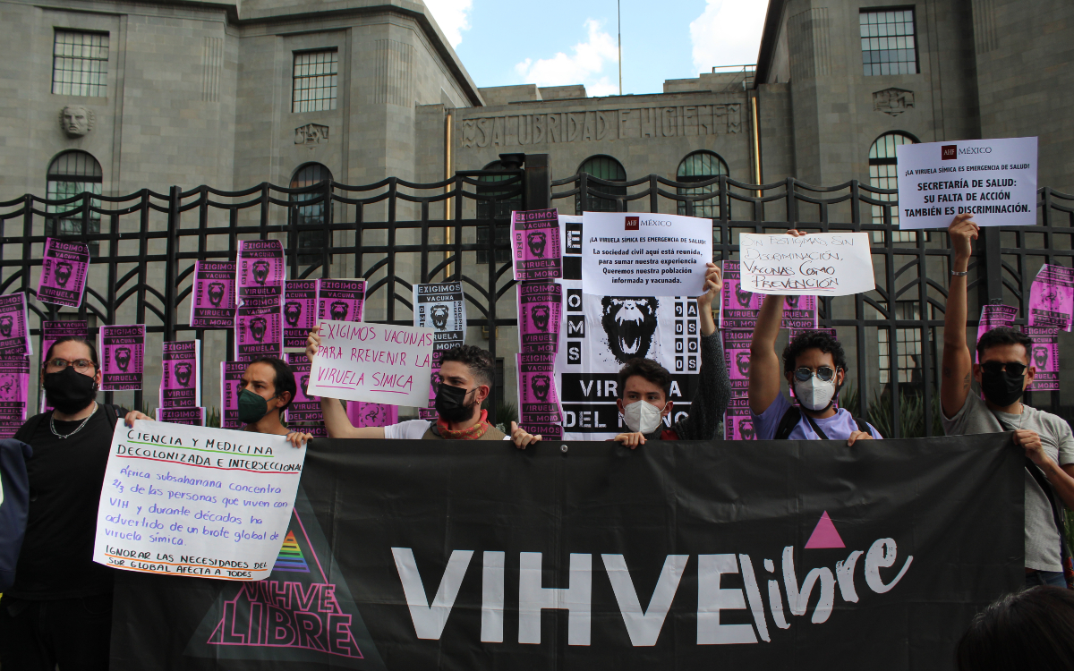 Activistas y comunidad LGBT+ protestan para exigir vacuna contra viruela del mono