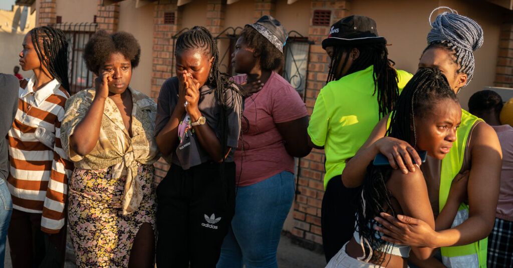 Adolescentes sudafricanos recuerdan gas de asfixia, una estampida y una salida