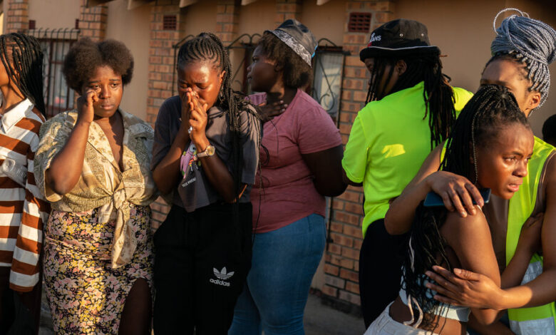 Adolescentes sudafricanos recuerdan gas de asfixia, una estampida y una salida