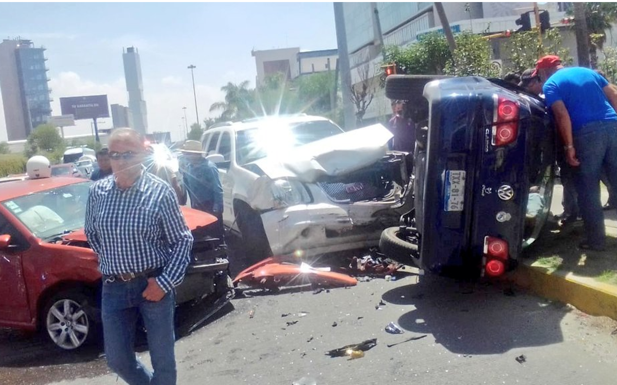 Al menos 6 lesionados por accidente en la vía Atlixcáyotl en Puebla
