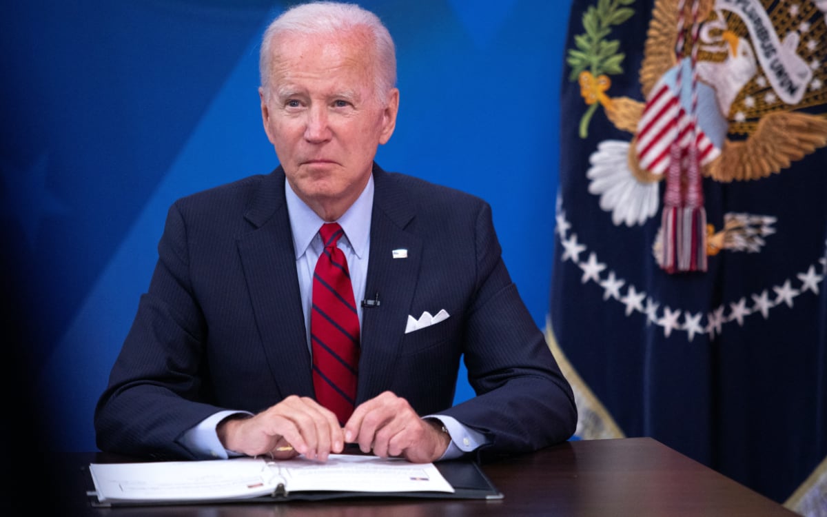 Algunos estados podrían arrestar a mujeres que viajen para abortar, alerta Biden