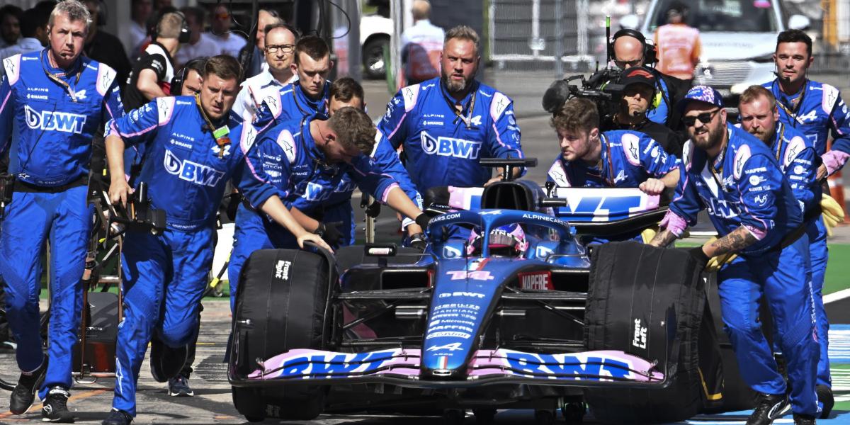 Alonso: "Otra vez, un problema en mi coche"