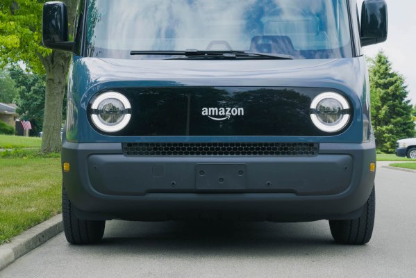 Amazon comienza a entregar paquetes con vehículos eléctricos construidos por Rivian