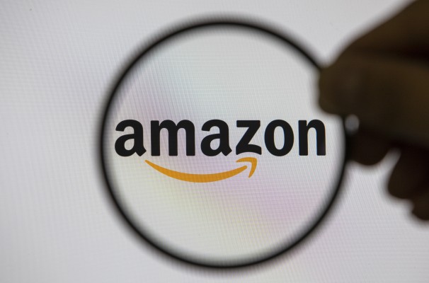 Amazon demanda a administradores de 10.000 grupos de Facebook por reseñas falsas