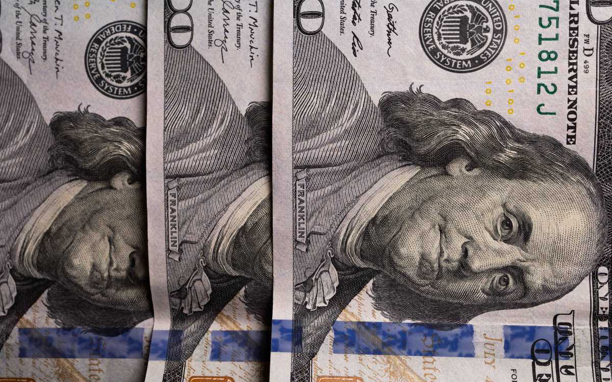 Argentina sube impuesto a compras con divisas para contener reservas