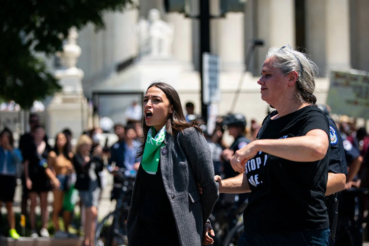 Arrestada la congresista Alexandria Ocasio-Cortez en medio de una protesta a favor del aborto