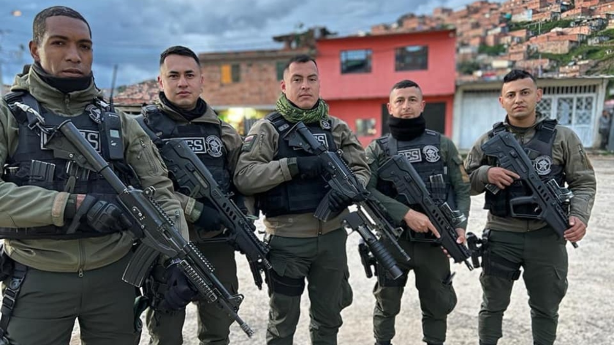 Ataques en Colombia: carro bomba hiere al menos a dos policías