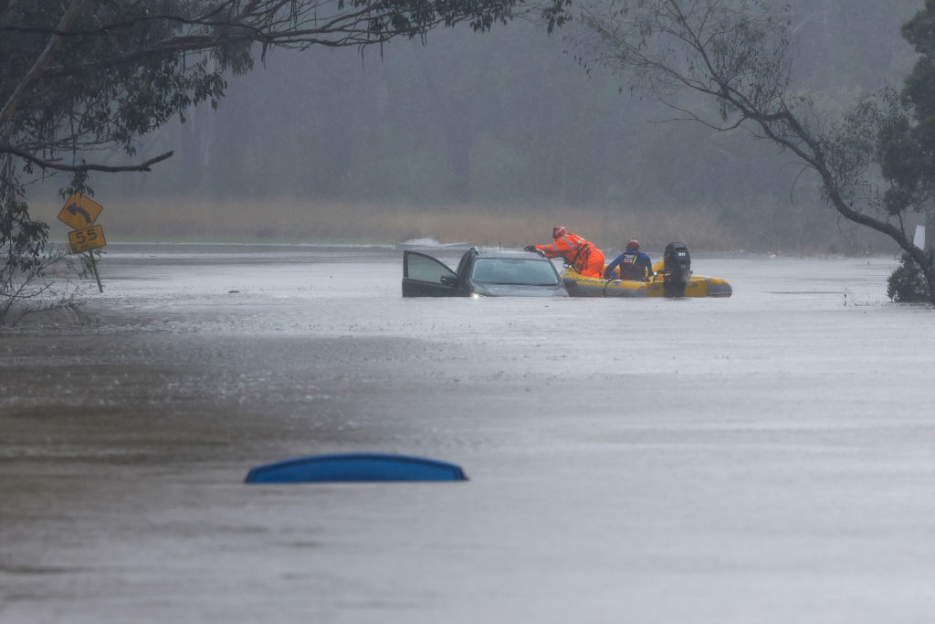 Autos y casas bajo el agua: inundaciones en Sidney amenazan a 45,000 residentes