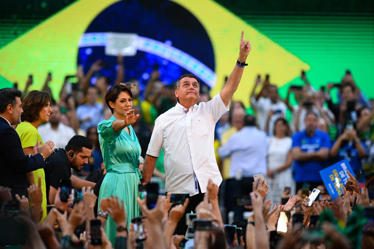 Bolsonaro corteja a las electoras brasileñas al lanzar su candidatura a la reelección