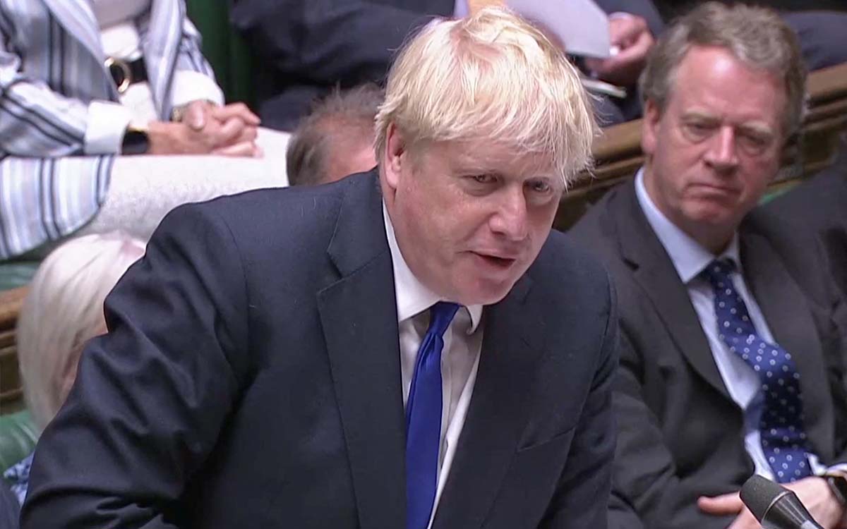 Boris Johnson asegura que “seguirá adelante” como primer ministro mientras la ola de renuncias continúa