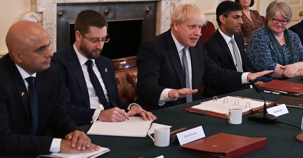 Boris Johnson lucha por mantener el poder después de que dos importantes ministros abandonan el barco