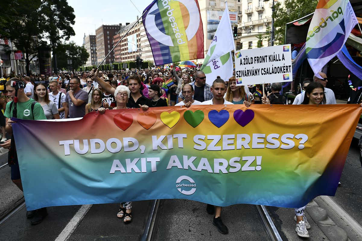 Bruselas denuncia a Hungría ante la justicia europea por la ley anti-LGTBI de Orbán