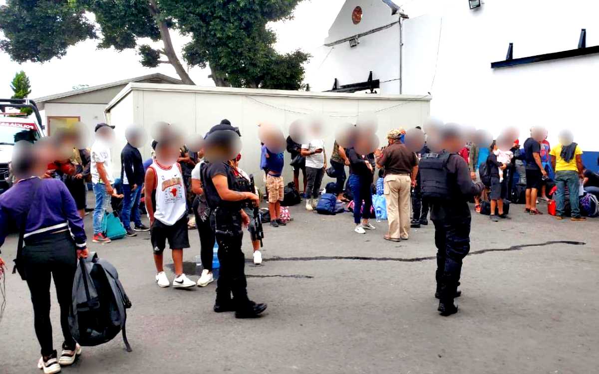 Caen cuatro presuntos ‘polleros’: trasladaban a 251 migrantes en Puebla