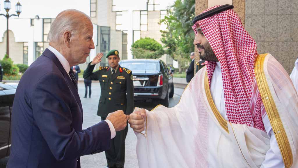 Choque de puños entre Biden y príncipe heredero saudí cierra capítulo de asesinato de periodista estadounidense