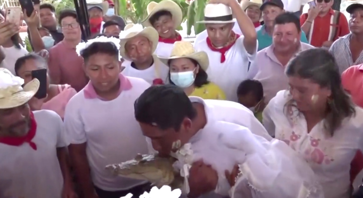 Como parte de ritual ancestral, alcalde de comunidad en Oaxaca se casa… con un caimán