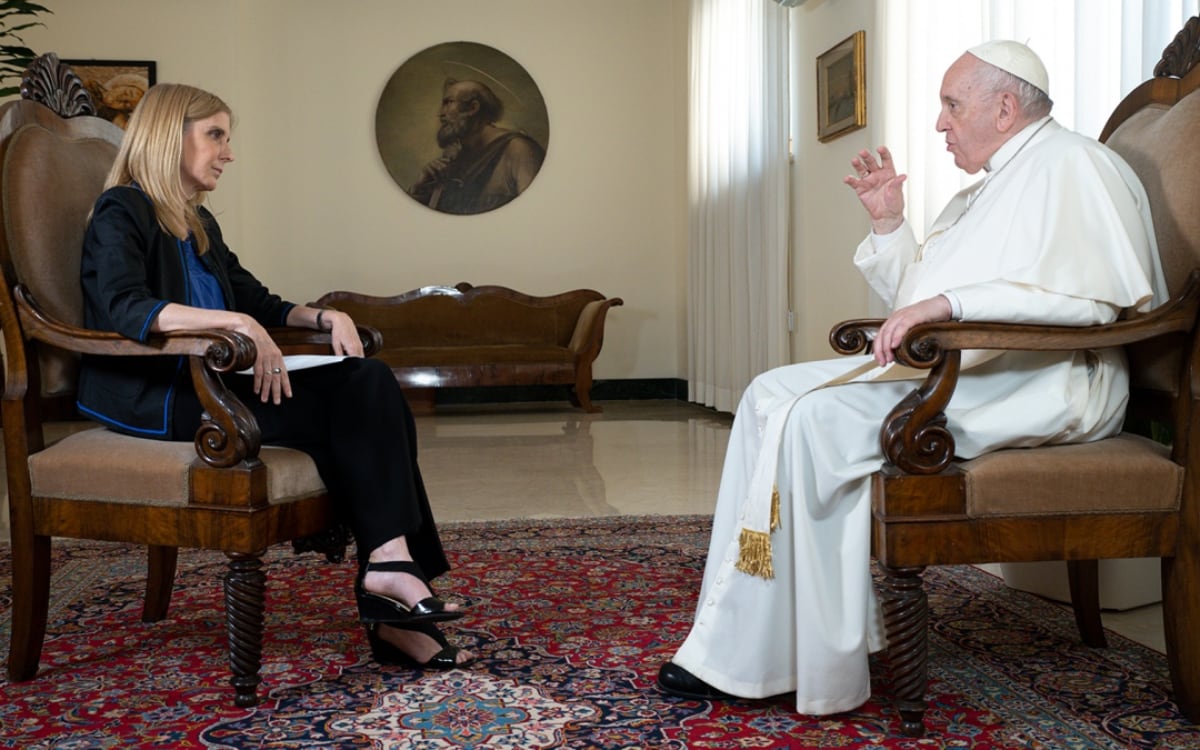 De la crisis no se sale solo, se sale arriesgando y tomando al otro de la mano: Papa Francisco
