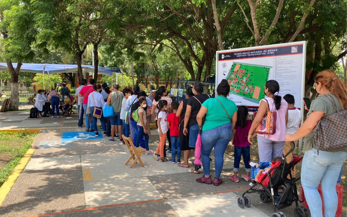 Desorganización, largas filas y dosis agotadas, así arranca vacunación a menores en Oaxaca